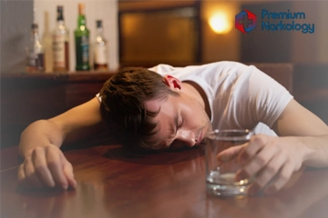 пьяный мужчина лежит за столом